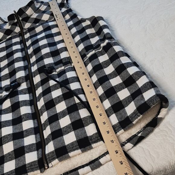 Doublju Black and White Cozy Vest with Pockets and Drawstring Waist - Picture 11 of 12